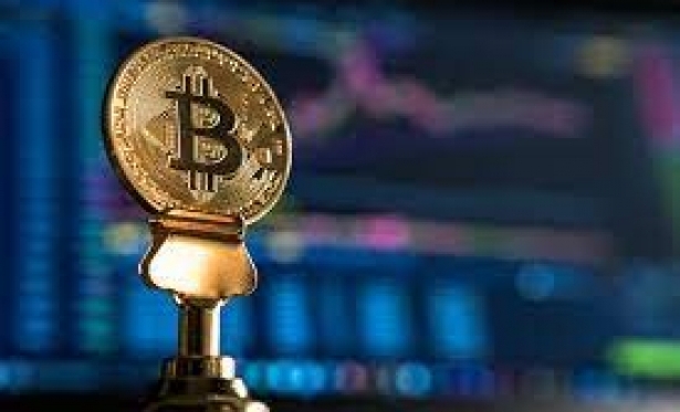 Bitcoin cai 45% no ano e chega a recuar para casa dos US$ 25 mil